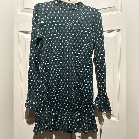 Bebop medium green dress with bell sleeves. High neck line - Picture 4 of 12